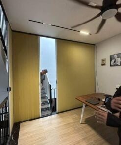 Vách tổ ong ngăn cầu thang và phòng khách