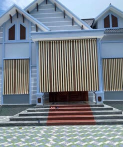 Bạt cuốn lưới đẹp che nắng mưa cửa gỗ