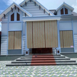 Bạt cuốn lưới đẹp che nắng mưa cửa gỗ