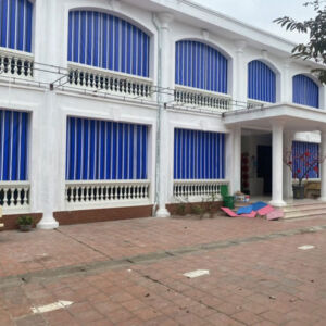 Bạt cuốn che nắng mưa giá rẻ cho trường học