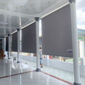 Lắp đặt bạt cuốn ban công che nắng mưa